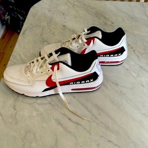 Practically brand new size 11 Nike Airmax shoes. Worn once, still New conditon
